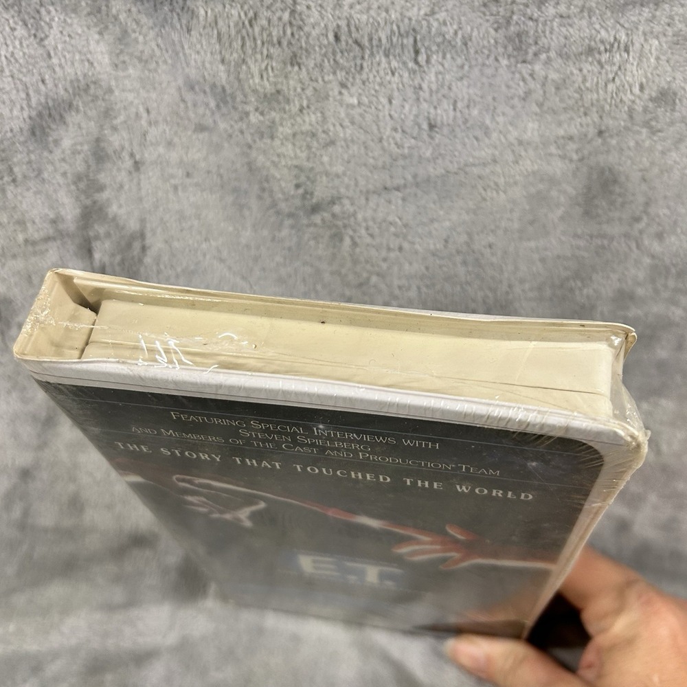 E.T. The Extra-Terrestrial VHS Tape Vintage 1996 Clamshell SEALED MCA Watermark - Picture 2 of 4
